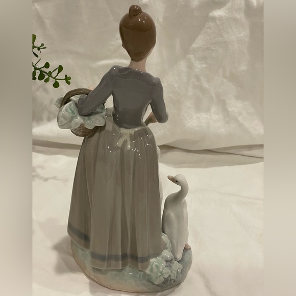 Lladró “Pacing the Ducks” Porcelain Retired Figurine. No Box. - Picture 4 of 12